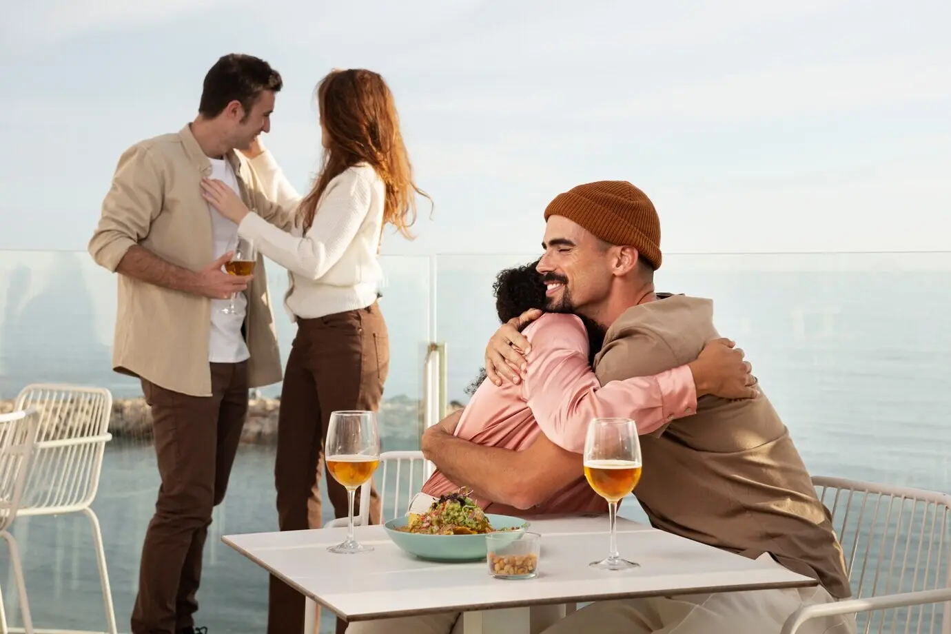 Freunde, die sich bei ihrem Wiedersehen amüsieren.