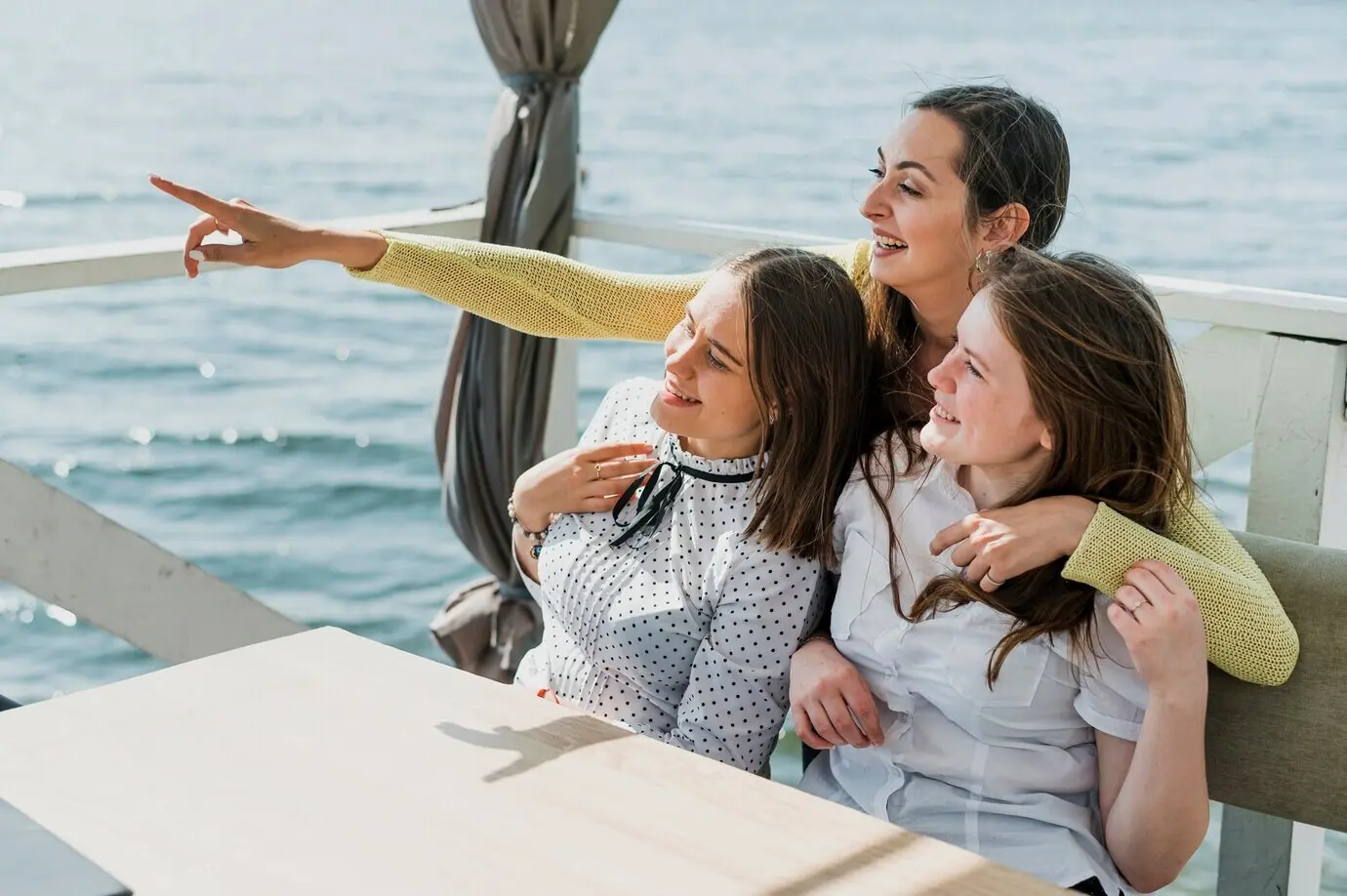 Halbnahe Aufnahme von lächelnden Mädchen, die auf etwas zeigen.